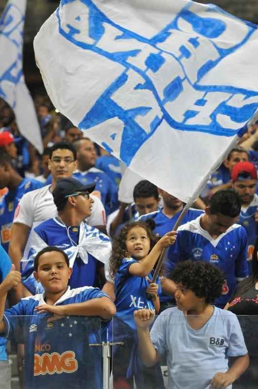 Fotos das torcidas de Cruzeiro e Huracn em jogo no Mineiro