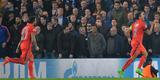 Jogadores, comisso tcnica e torcedores do PSG fizeram festa em Londres com a vaga nas quartas