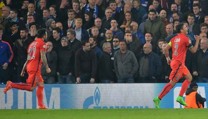 Jogadores, comisso tcnica e torcedores do PSG fizeram festa em Londres com a vaga nas quartas