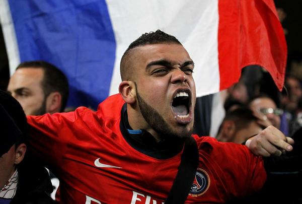 Jogadores, comisso tcnica e torcedores do PSG fizeram festa em Londres com a vaga nas quartas