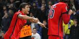 Jogadores, comisso tcnica e torcedores do PSG fizeram festa em Londres com a vaga nas quartas