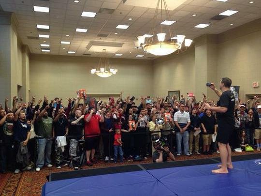 Imagens do treino aberto do UFC 185 - Público no treino aberto