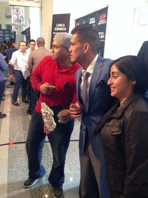 Fotos do Media Day do UFC 185, com coletivas e encaradas - Anthony Pettis com fãs