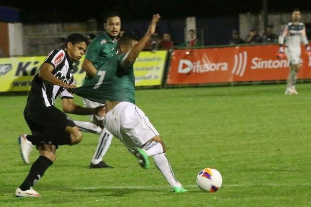 Em noite sem nenhuma inspirao, Atltico sofreu gol no fim e perdeu para a Caldense