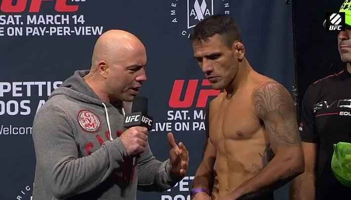 Imagens da pesagem do UFC 185, em Dallas - Rafael dos Anjos