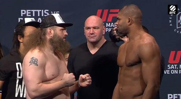 Imagens da pesagem do UFC 185, em Dallas - Roy Nelson x Alistair Overeem