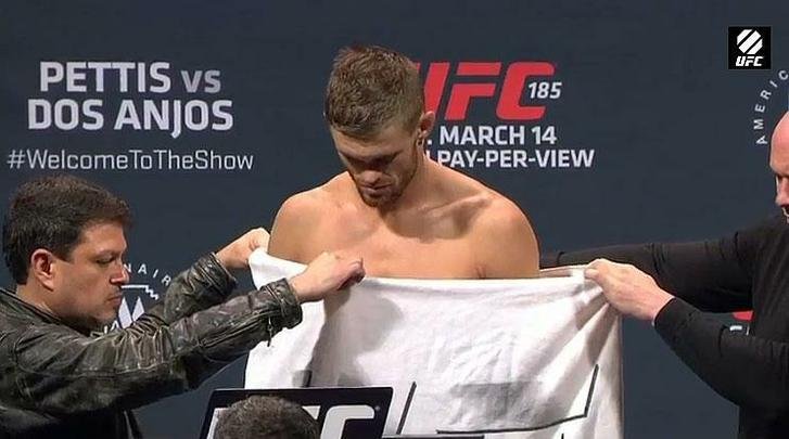 Imagens da pesagem do UFC 185, em Dallas - Daron Cruickshank