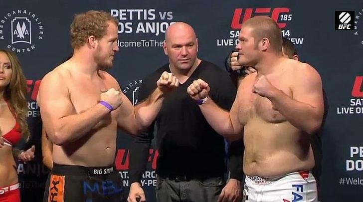 Imagens da pesagem do UFC 185, em Dallas - Jared Rosholt x Josh Copeland