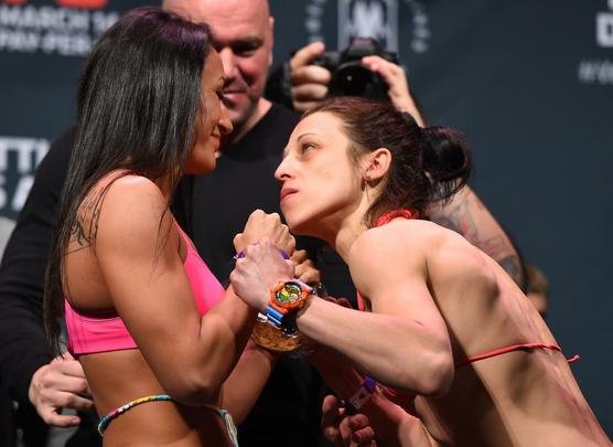 Imagens da pesagem do UFC 185, em Dallas - Carla Esparza x Joanna Jedrzejczyk, pelo cinturão peso palha
