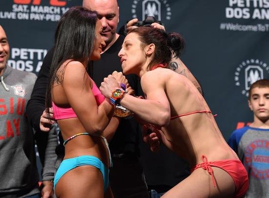 Imagens da pesagem do UFC 185, em Dallas - Carla Esparza x Joanna Jedrzejczyk, pelo cinturão peso palha