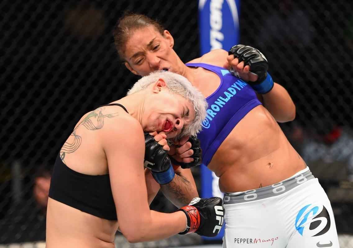Imagens das lutas e bastidores do UFC 185, em Dallas - Germaine de Randamie (blusa azul) venceu Larissa Pacheco por nocaute tcnico no segundo round