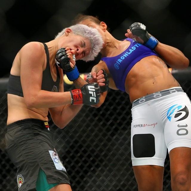Imagens das lutas e bastidores do UFC 185, em Dallas - Germaine de Randamie (blusa azul) venceu Larissa Pacheco por nocaute tcnico no segundo round