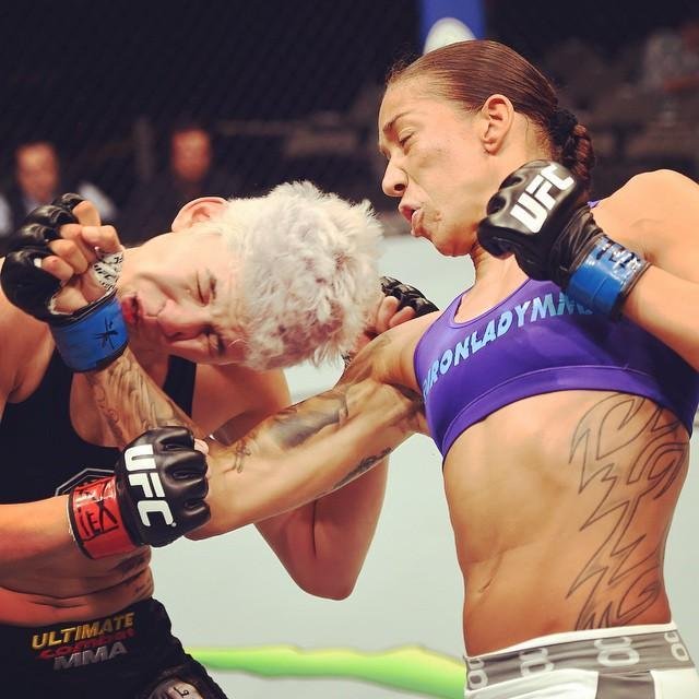 Imagens das lutas e bastidores do UFC 185, em Dallas - Germaine de Randamie (blusa azul) venceu Larissa Pacheco por nocaute tcnico no segundo round