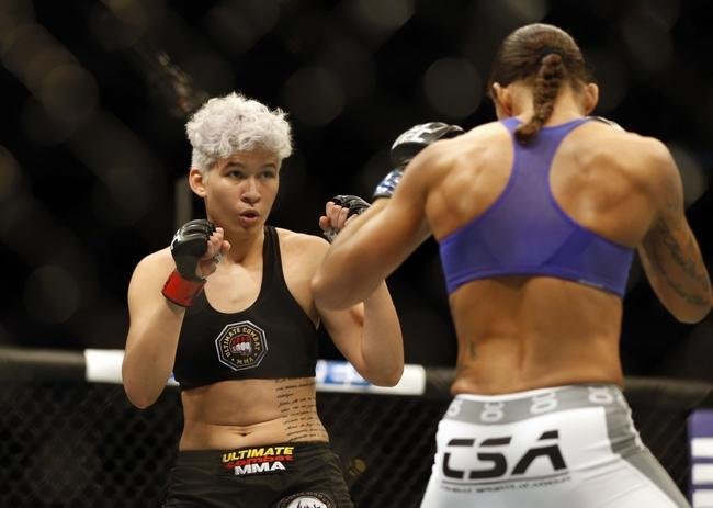 Imagens das lutas e bastidores do UFC 185, em Dallas - Germaine de Randamie (blusa azul) venceu Larissa Pacheco por nocaute tcnico no segundo round