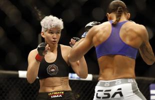 Imagens das lutas e bastidores do UFC 185, em Dallas - Germaine de Randamie (blusa azul) venceu Larissa Pacheco por nocaute tcnico no segundo round