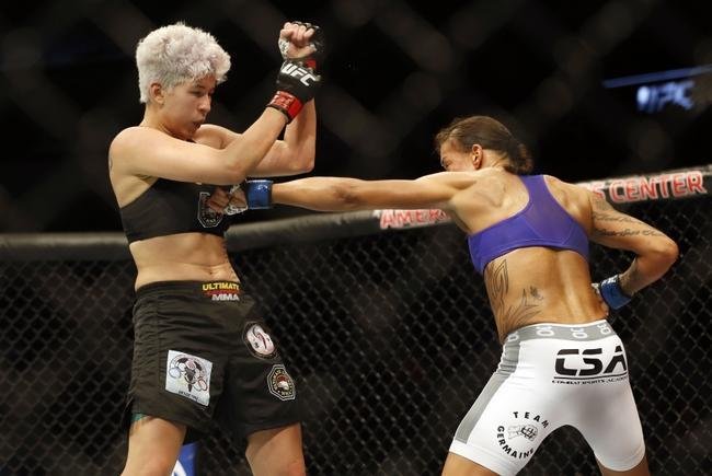 Imagens das lutas e bastidores do UFC 185, em Dallas - Germaine de Randamie (blusa azul) venceu Larissa Pacheco por nocaute tcnico no segundo round