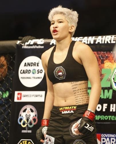 Imagens das lutas e bastidores do UFC 185, em Dallas - Germaine de Randamie (blusa azul) venceu Larissa Pacheco por nocaute tcnico no segundo round