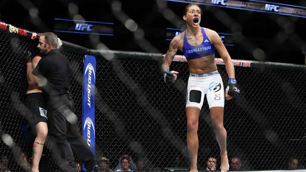 Imagens das lutas e bastidores do UFC 185, em Dallas - Germaine de Randamie (blusa azul) venceu Larissa Pacheco por nocaute tcnico no segundo round