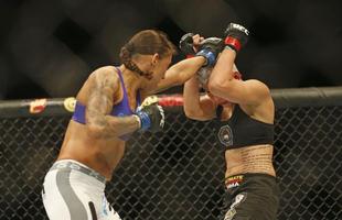 Imagens das lutas e bastidores do UFC 185, em Dallas - Germaine de Randamie (blusa azul) venceu Larissa Pacheco por nocaute tcnico no segundo round