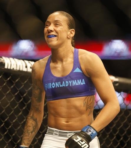 Imagens das lutas e bastidores do UFC 185, em Dallas - Germaine de Randamie (blusa azul) venceu Larissa Pacheco por nocaute tcnico no segundo round