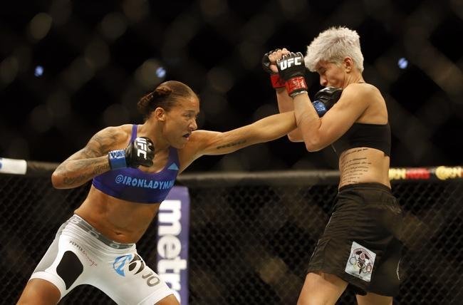 Imagens das lutas e bastidores do UFC 185, em Dallas - Germaine de Randamie (blusa azul) venceu Larissa Pacheco por nocaute tcnico no segundo round