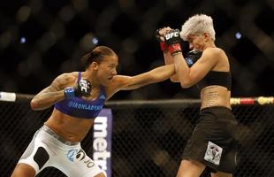 Imagens das lutas e bastidores do UFC 185, em Dallas - Germaine de Randamie (blusa azul) venceu Larissa Pacheco por nocaute tcnico no segundo round