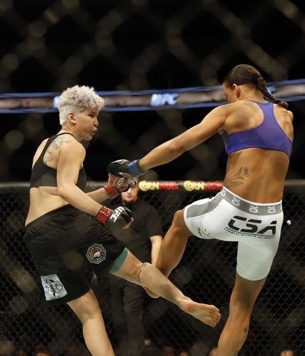 Imagens das lutas e bastidores do UFC 185, em Dallas - Germaine de Randamie (blusa azul) venceu Larissa Pacheco por nocaute tcnico no segundo round