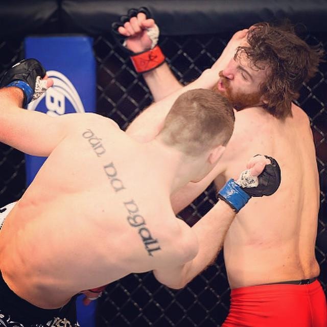 Imagens das lutas e bastidores do UFC 185, em Dallas - Joseph Duffy (luva azul) venceu Jake Lindsey por nocaute tcnico no primeiro round