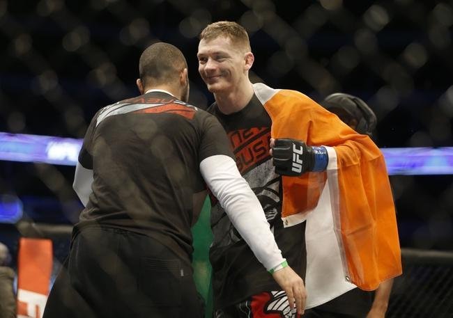 Imagens das lutas e bastidores do UFC 185, em Dallas - Joseph Duffy (luva azul) venceu Jake Lindsey por nocaute tcnico no primeiro round