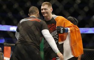 Imagens das lutas e bastidores do UFC 185, em Dallas - Joseph Duffy (luva azul) venceu Jake Lindsey por nocaute tcnico no primeiro round