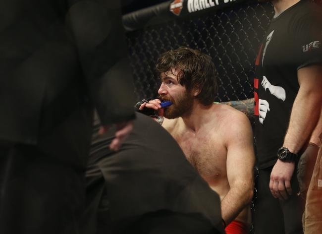 Imagens das lutas e bastidores do UFC 185, em Dallas - Joseph Duffy (luva azul) venceu Jake Lindsey por nocaute tcnico no primeiro round