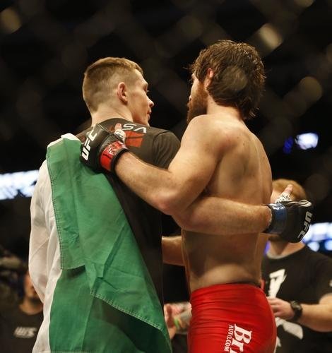 Imagens das lutas e bastidores do UFC 185, em Dallas - Joseph Duffy (luva azul) venceu Jake Lindsey por nocaute tcnico no primeiro round