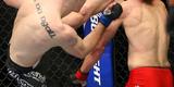 Imagens das lutas e bastidores do UFC 185, em Dallas - Joseph Duffy (luva azul) venceu Jake Lindsey por nocaute tcnico no primeiro round