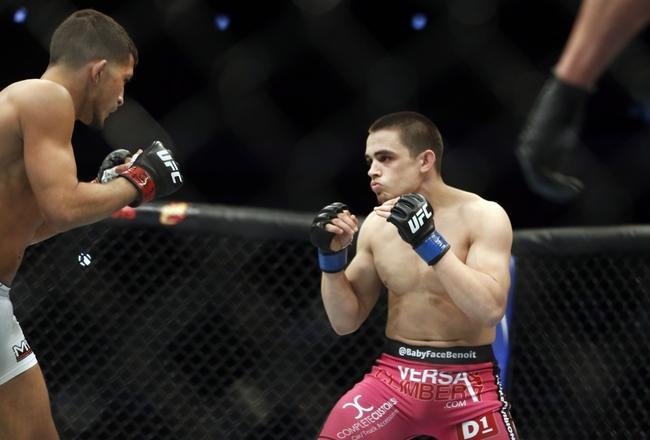 Imagens das lutas e bastidores do UFC 185, em Dallas - Ryan Benoit (bermuda rosa) venceu Sergio Pettis por nocaute tcnico no segundo round