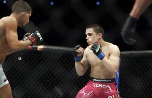 Imagens das lutas e bastidores do UFC 185, em Dallas - Ryan Benoit (bermuda rosa) venceu Sergio Pettis por nocaute tcnico no segundo round