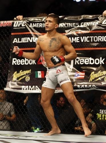 Imagens das lutas e bastidores do UFC 185, em Dallas - Ryan Benoit (bermuda rosa) venceu Sergio Pettis por nocaute tcnico no segundo round