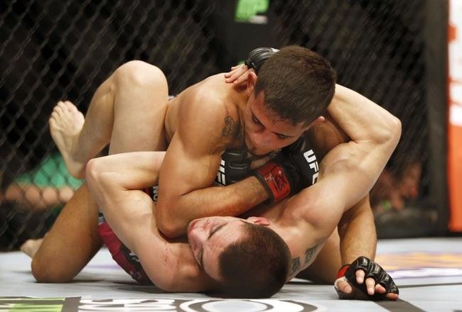 Imagens das lutas e bastidores do UFC 185, em Dallas - Ryan Benoit (bermuda rosa) venceu Sergio Pettis por nocaute tcnico no segundo round