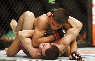 Imagens das lutas e bastidores do UFC 185, em Dallas - Ryan Benoit (bermuda rosa) venceu Sergio Pettis por nocaute tcnico no segundo round