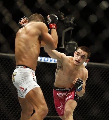 Imagens das lutas e bastidores do UFC 185, em Dallas - Ryan Benoit (bermuda rosa) venceu Sergio Pettis por nocaute tcnico no segundo round