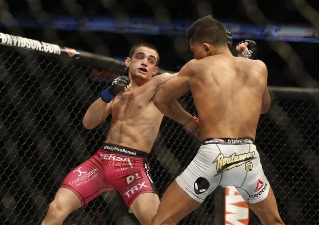 Imagens das lutas e bastidores do UFC 185, em Dallas - Ryan Benoit (bermuda rosa) venceu Sergio Pettis por nocaute tcnico no segundo round