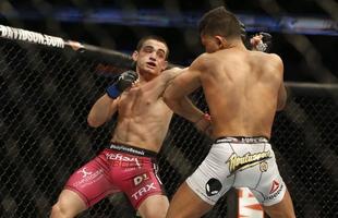 Imagens das lutas e bastidores do UFC 185, em Dallas - Ryan Benoit (bermuda rosa) venceu Sergio Pettis por nocaute tcnico no segundo round