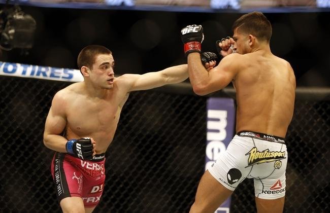 Imagens das lutas e bastidores do UFC 185, em Dallas - Ryan Benoit (bermuda rosa) venceu Sergio Pettis por nocaute tcnico no segundo round
