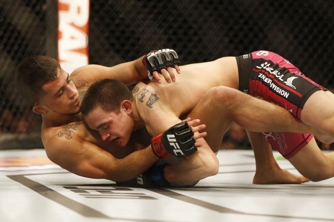 Imagens das lutas e bastidores do UFC 185, em Dallas - Ryan Benoit (bermuda rosa) venceu Sergio Pettis por nocaute tcnico no segundo round