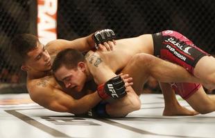 Imagens das lutas e bastidores do UFC 185, em Dallas - Ryan Benoit (bermuda rosa) venceu Sergio Pettis por nocaute tcnico no segundo round