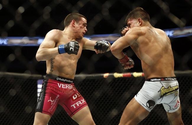 Imagens das lutas e bastidores do UFC 185, em Dallas - Ryan Benoit (bermuda rosa) venceu Sergio Pettis por nocaute tcnico no segundo round