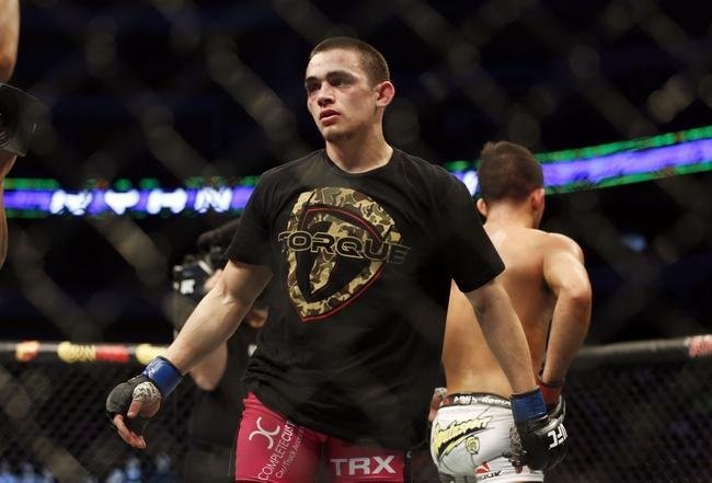 Imagens das lutas e bastidores do UFC 185, em Dallas - Ryan Benoit (bermuda rosa) venceu Sergio Pettis por nocaute tcnico no segundo round