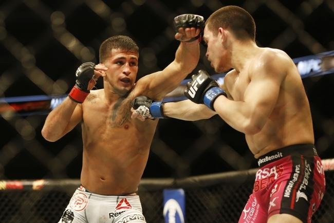 Imagens das lutas e bastidores do UFC 185, em Dallas - Ryan Benoit (bermuda rosa) venceu Sergio Pettis por nocaute tcnico no segundo round