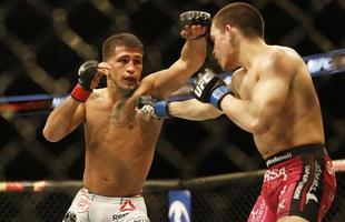 Imagens das lutas e bastidores do UFC 185, em Dallas - Ryan Benoit (bermuda rosa) venceu Sergio Pettis por nocaute tcnico no segundo round