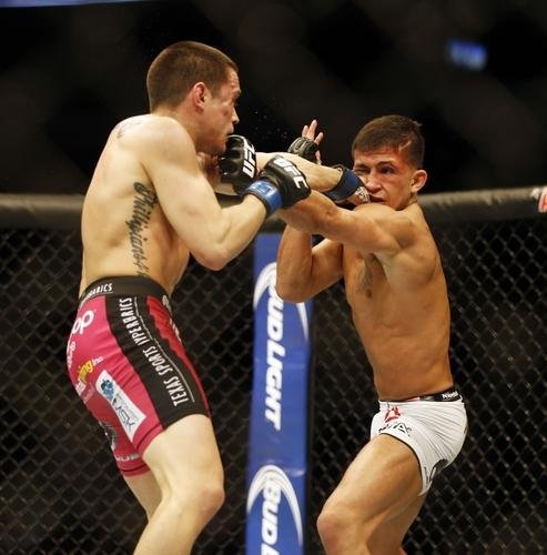 Imagens das lutas e bastidores do UFC 185, em Dallas - Ryan Benoit (bermuda rosa) venceu Sergio Pettis por nocaute tcnico no segundo round