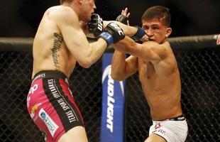 Imagens das lutas e bastidores do UFC 185, em Dallas - Ryan Benoit (bermuda rosa) venceu Sergio Pettis por nocaute tcnico no segundo round